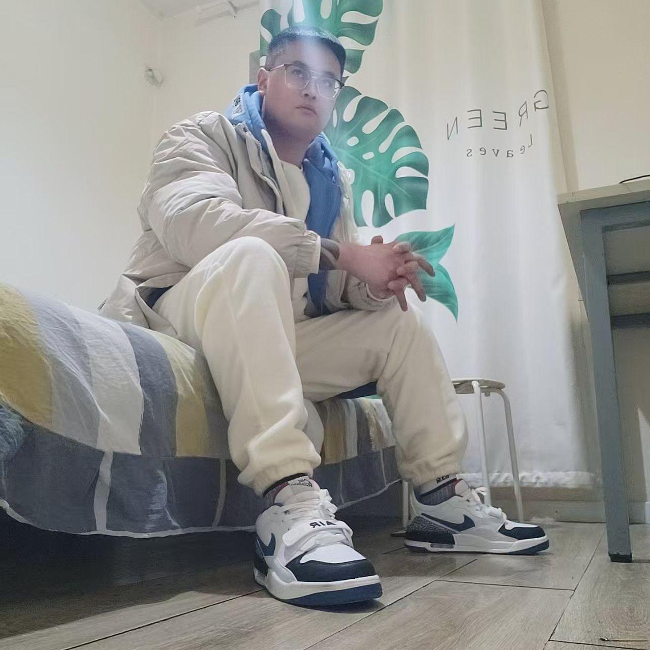 Kanye成为吉他张的妻子