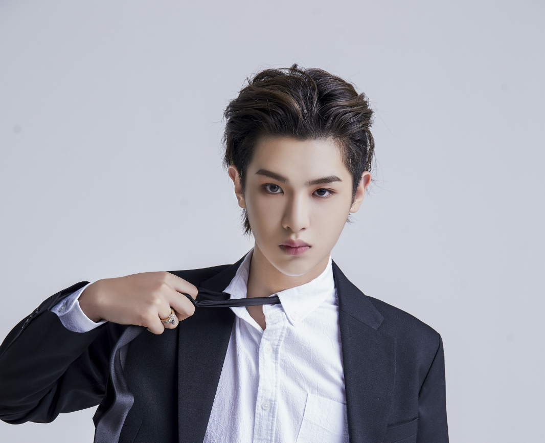 黄明昊 (Justin)