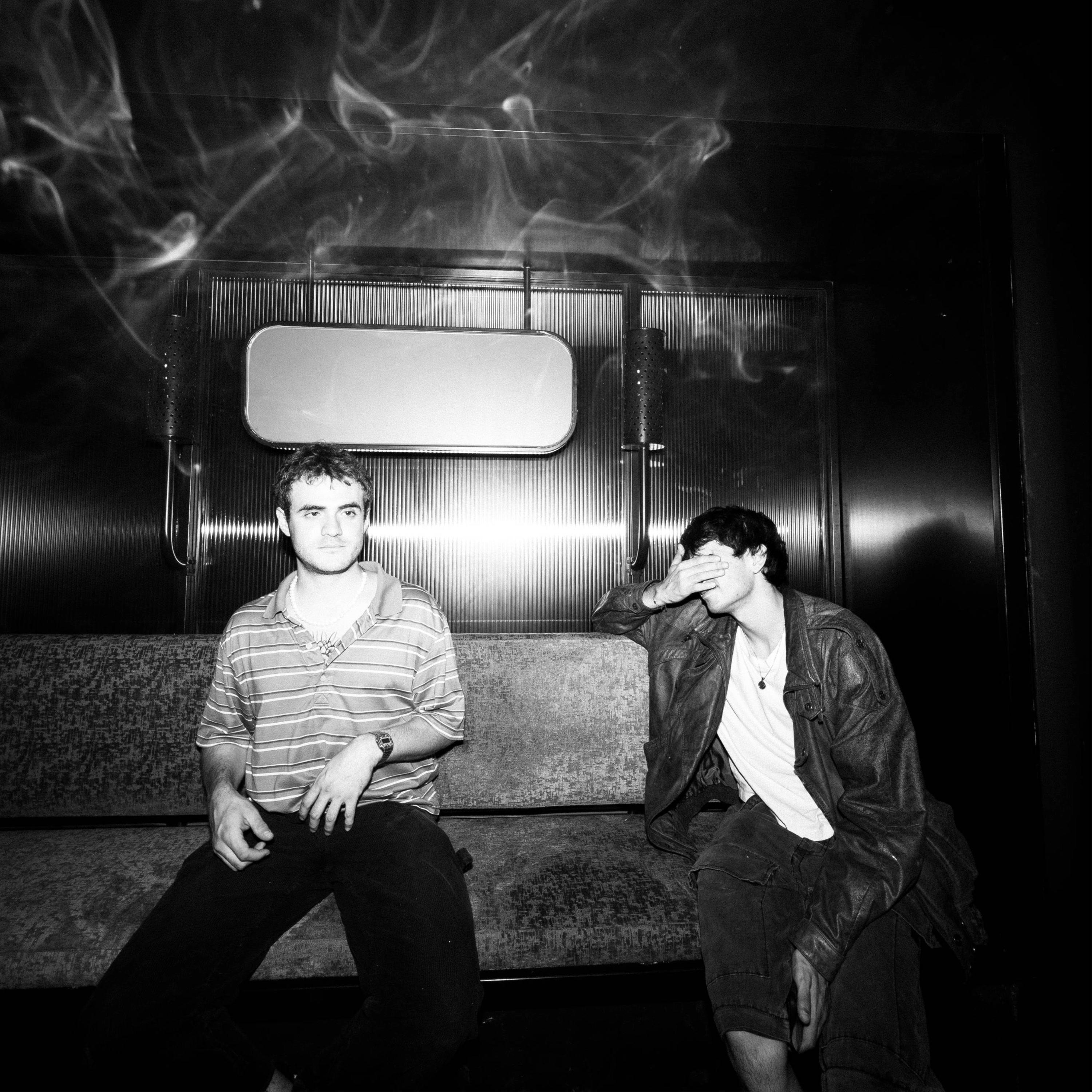 A veces tu risa me encuentra a solas