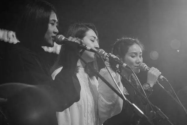 李志伴奏,木玛、朱格乐主唱的《梵高先生》,让