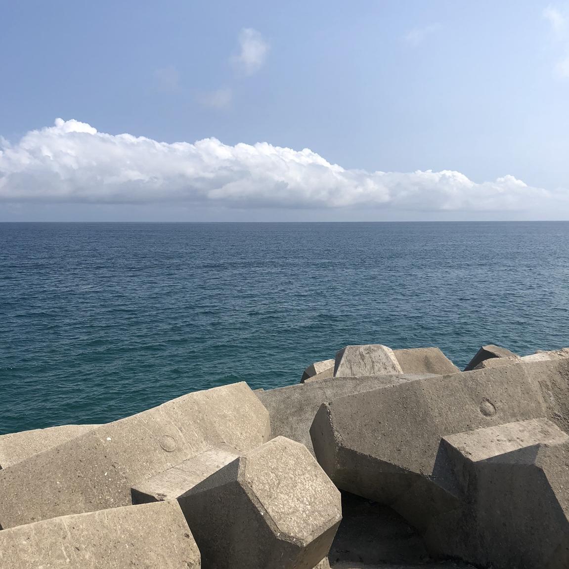 很靠近海封面