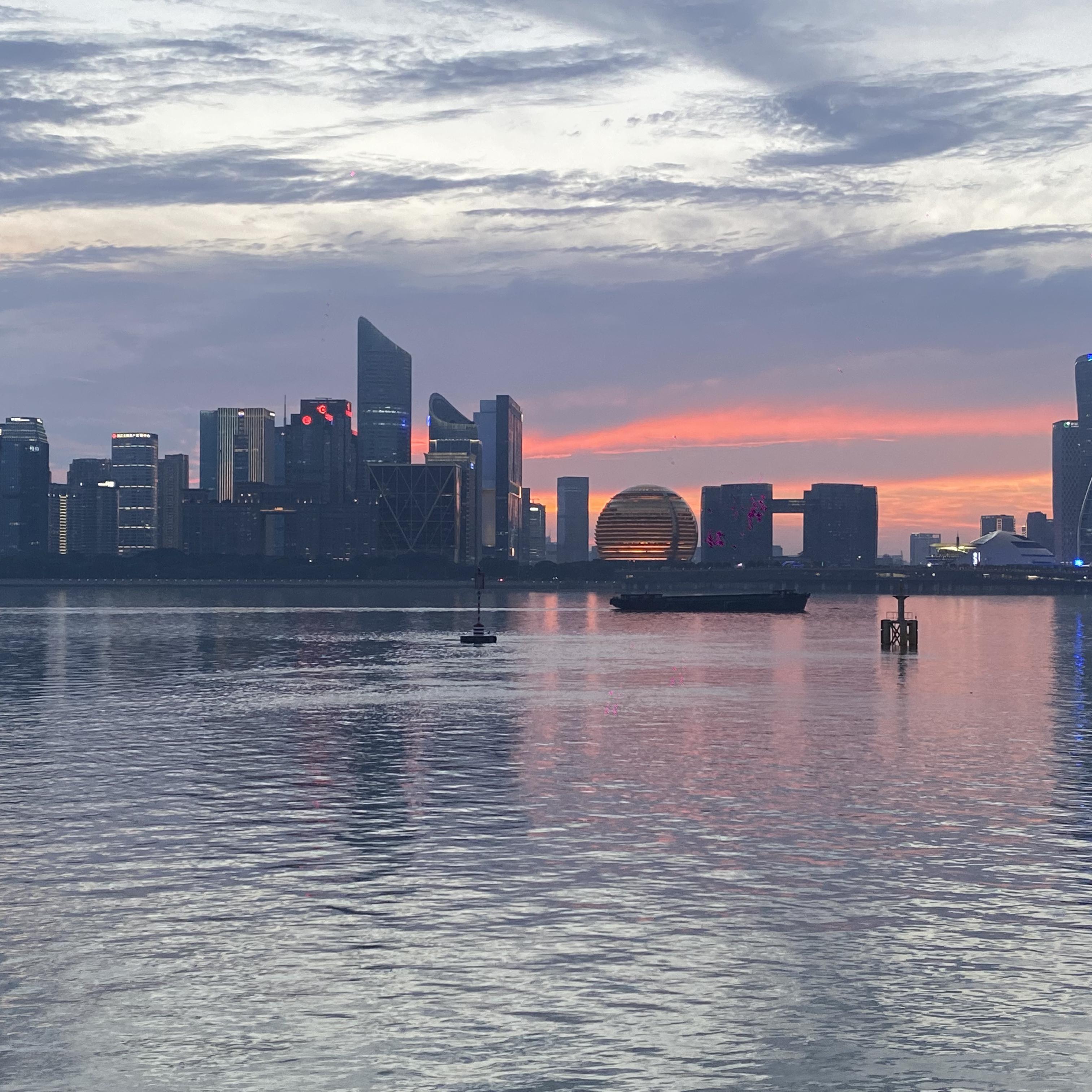 喜欢是瞬间沦陷 而爱是一辈子的执念