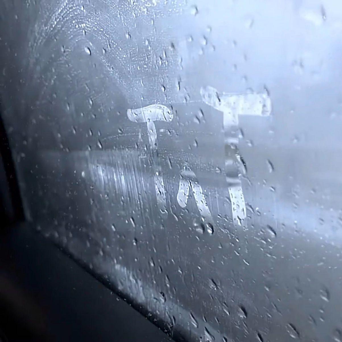 眼泪是失色的雨