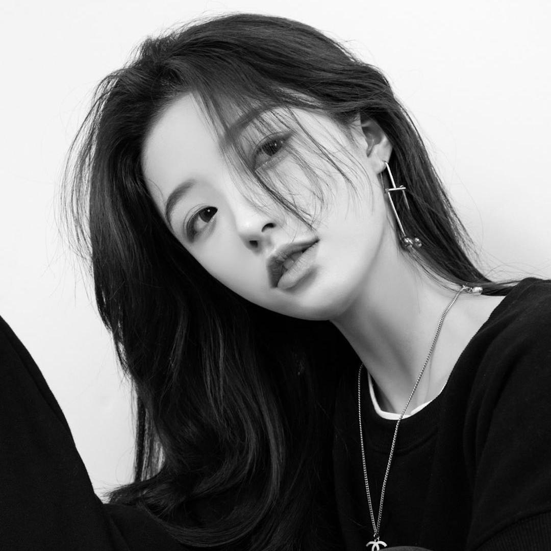 平胸女子 - 叶子封面