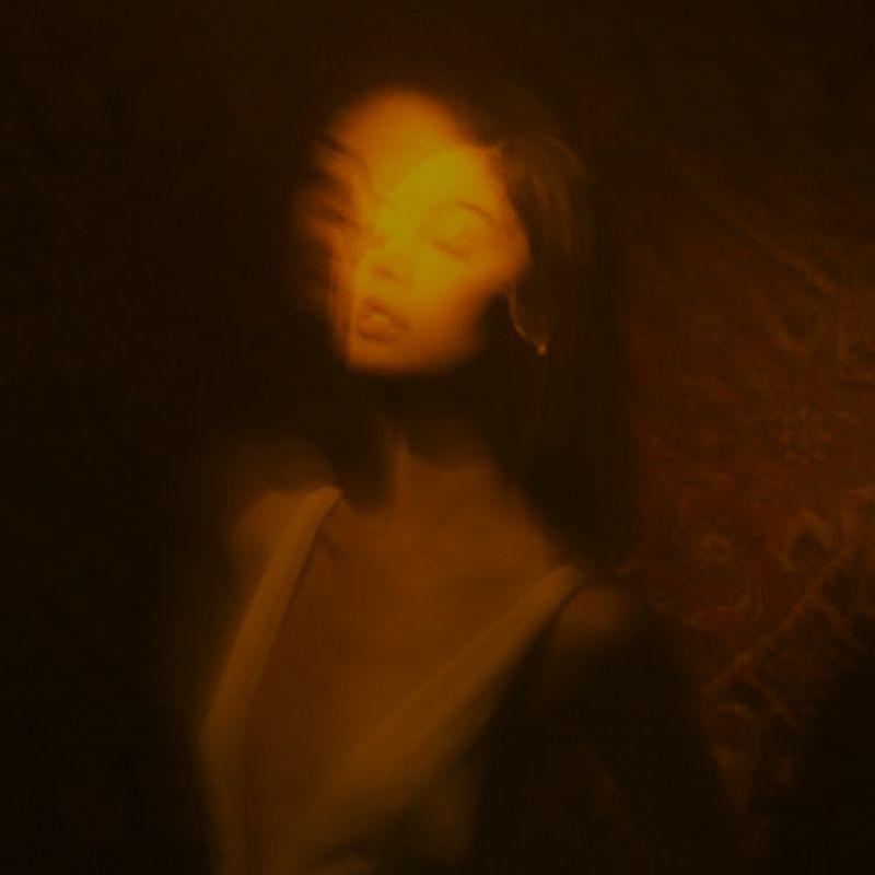 The wind was strong that day(那天风大,吹散了很多人)