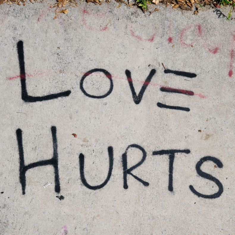 没受过伤害的人才相信爱