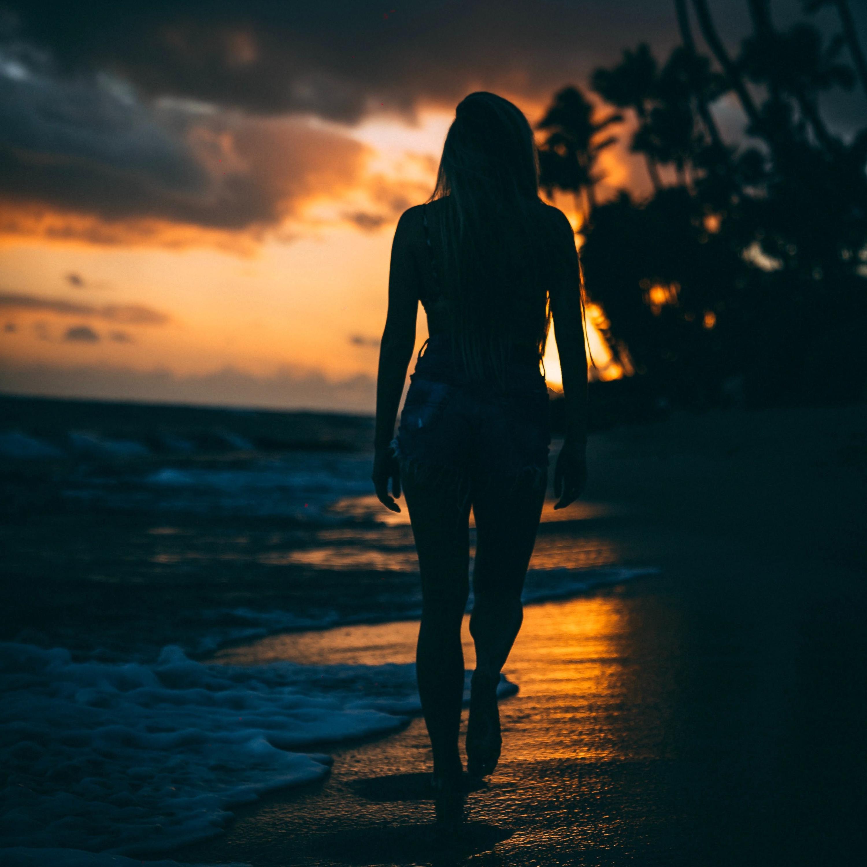 Девушка на ночном пляже