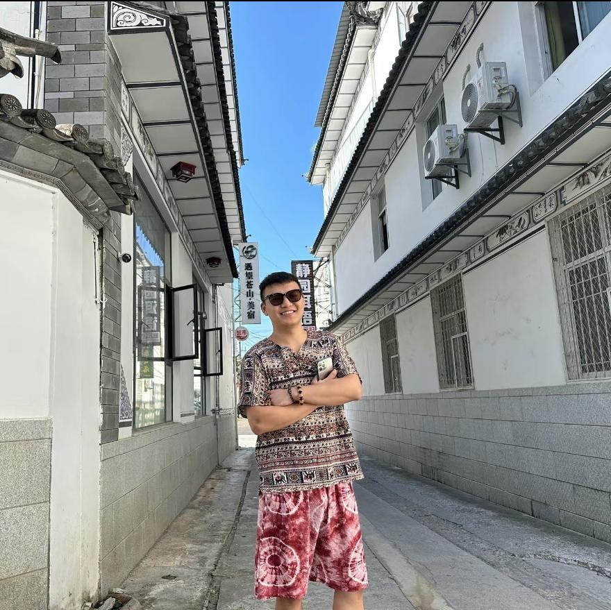 嘉公子（EA7握紧方向盘）