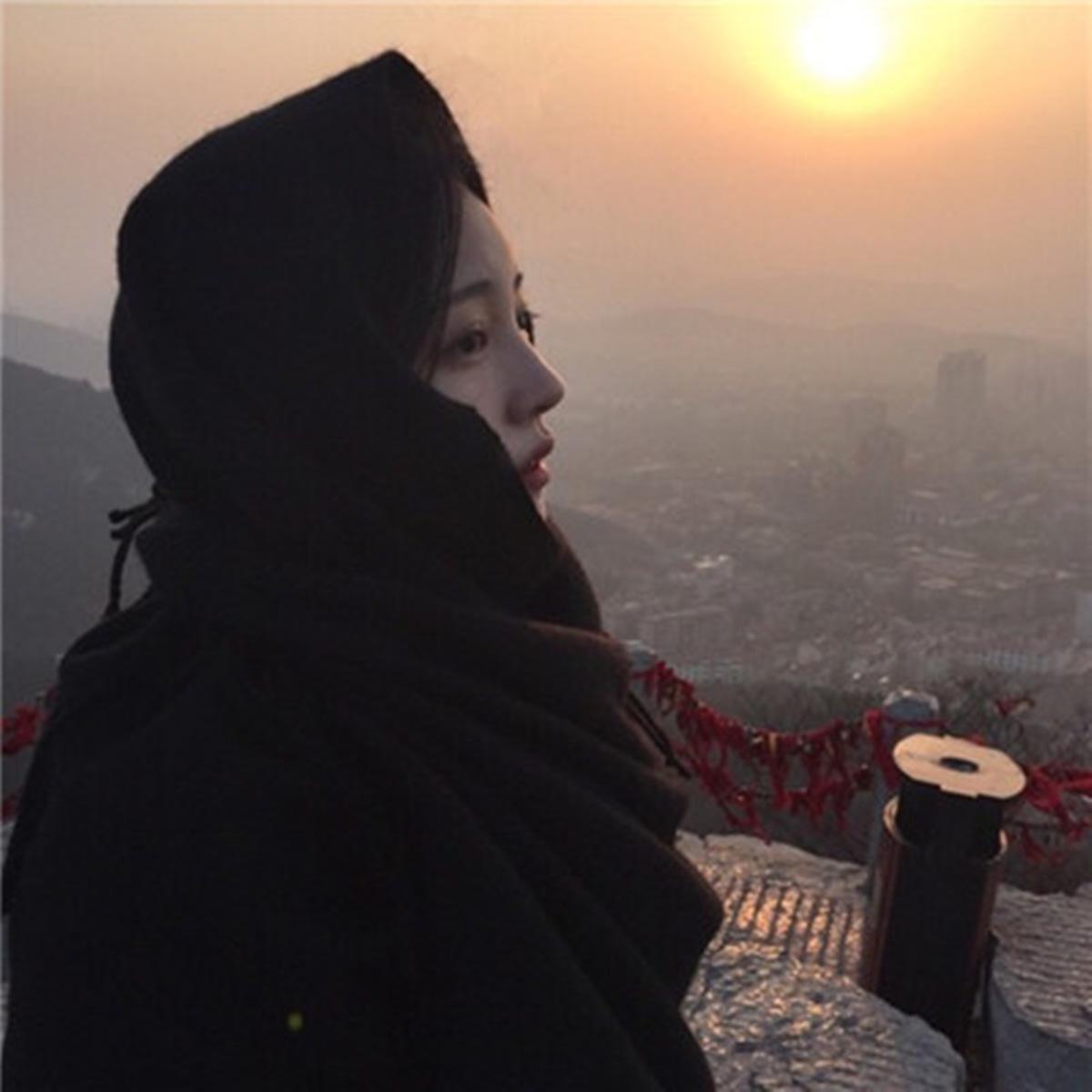 还在假装封面