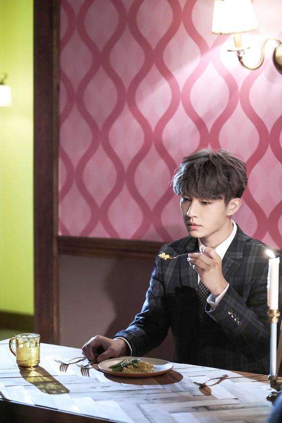 炎亚纶的内心独白:“亲爱的怪物,你好。”