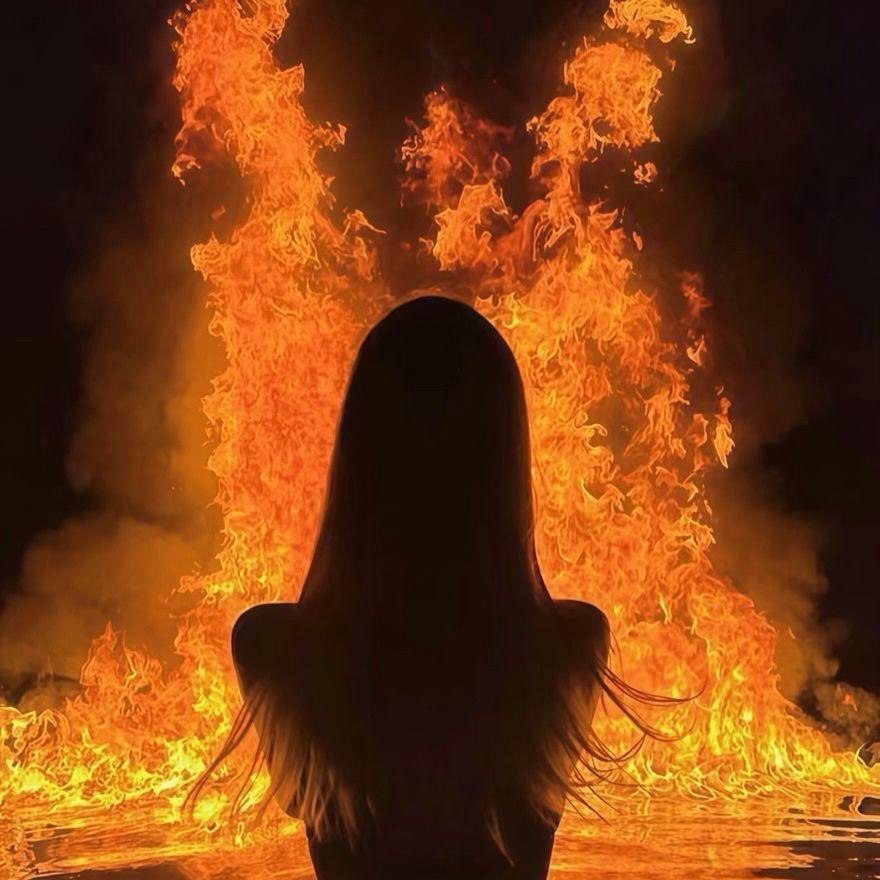 Bên cạnh trại(篝火旁)