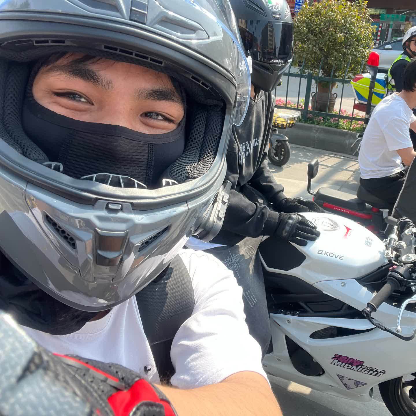 爱不简单封面