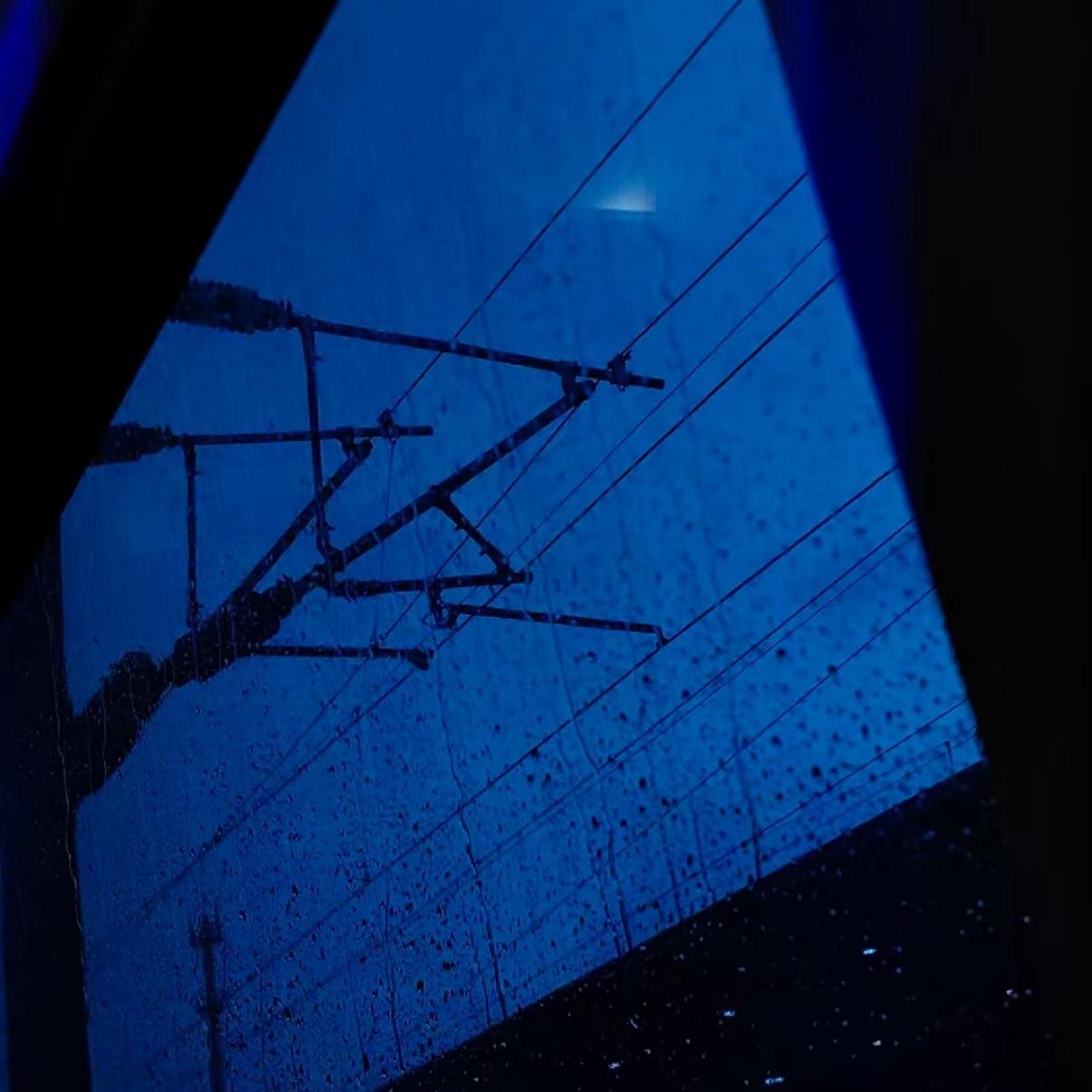 窗外雨在落封面