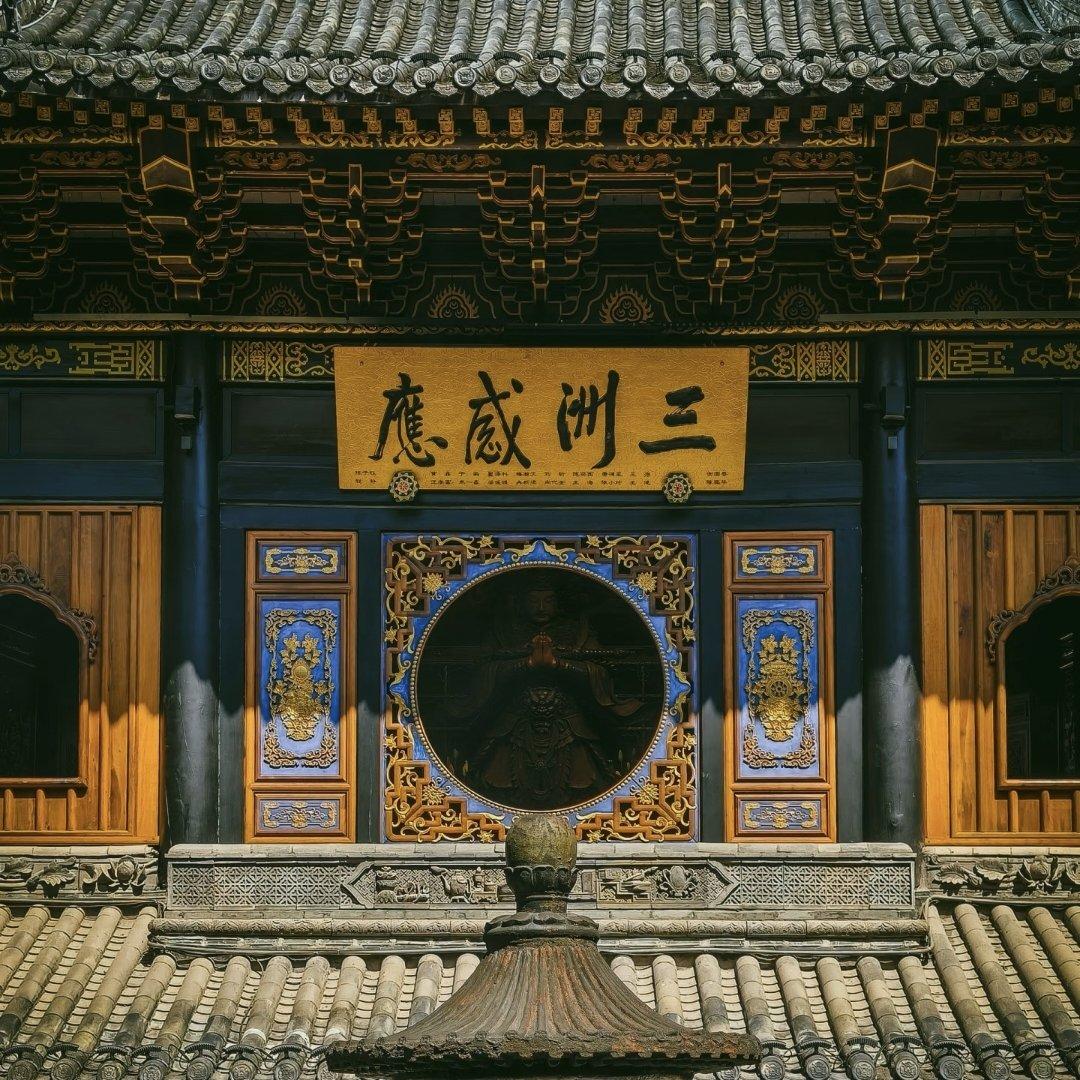 霓裳情书封面