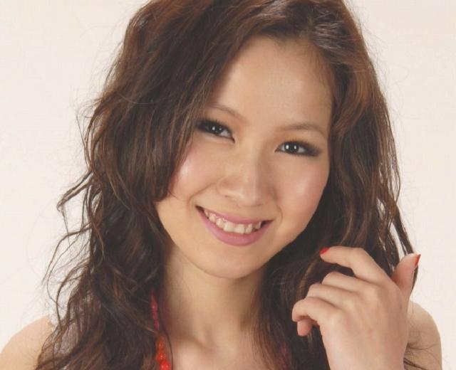 影山リサ