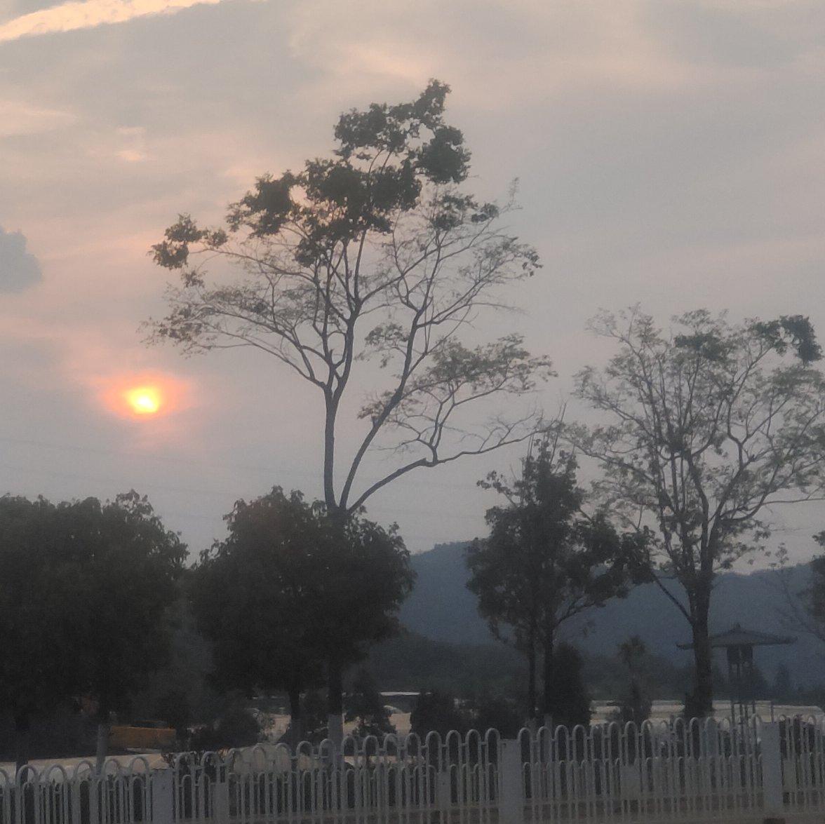《空心月谣》封面