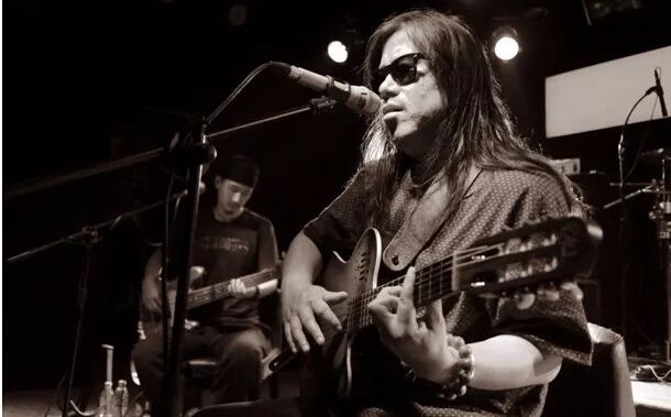 海子张慧生孤独地走过《九月》留下他和着琴声