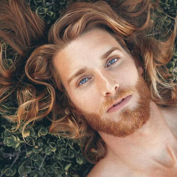 悬崖草坪上的爱尔兰人