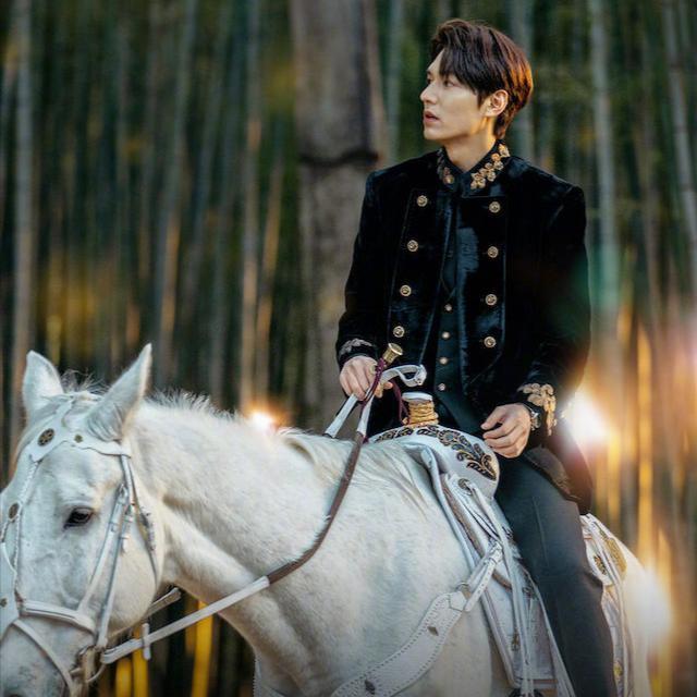Orbit《The King:永远的君主》（翻自 华莎）_薇凉Moi_The King:永远的君主 OST | 在线播放_Orbit《The King:永远的君主》（翻自 华莎）歌词_Orbit《The King:永远的君主》（翻自 华莎）下载 | 网易云音乐