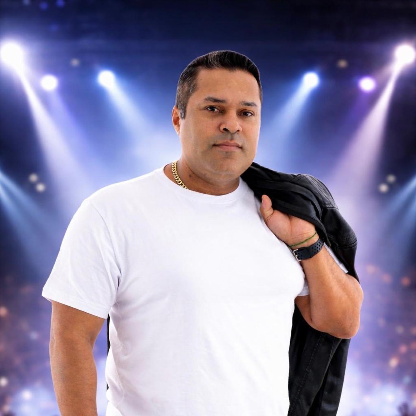 Chicote Na Mão Calcinha No Chão