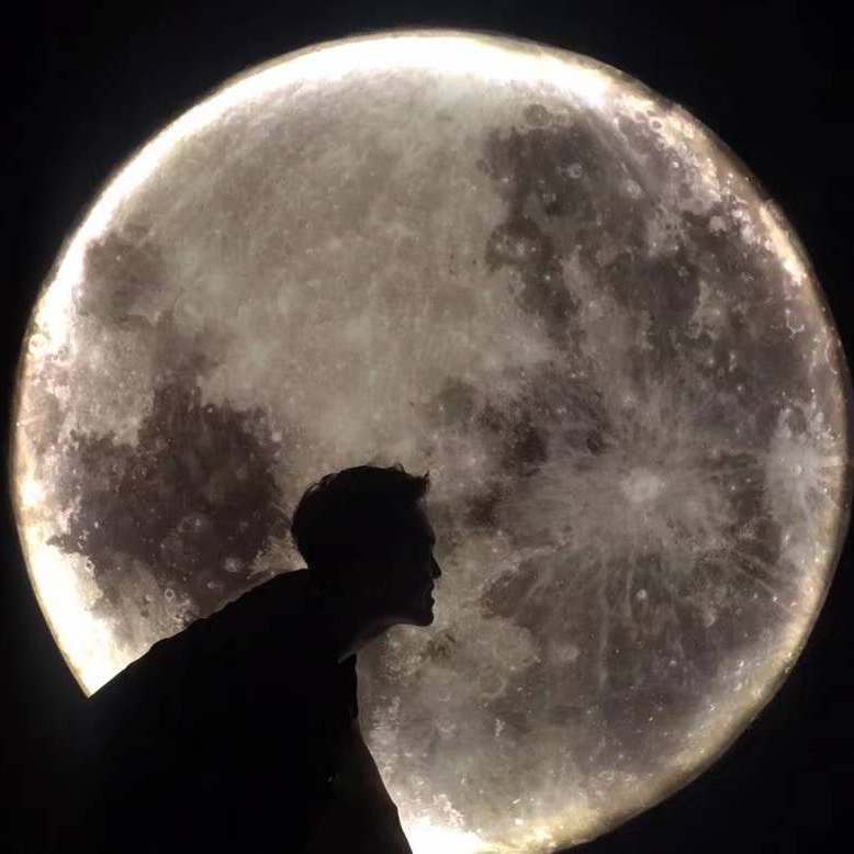 她在睡梦中封面