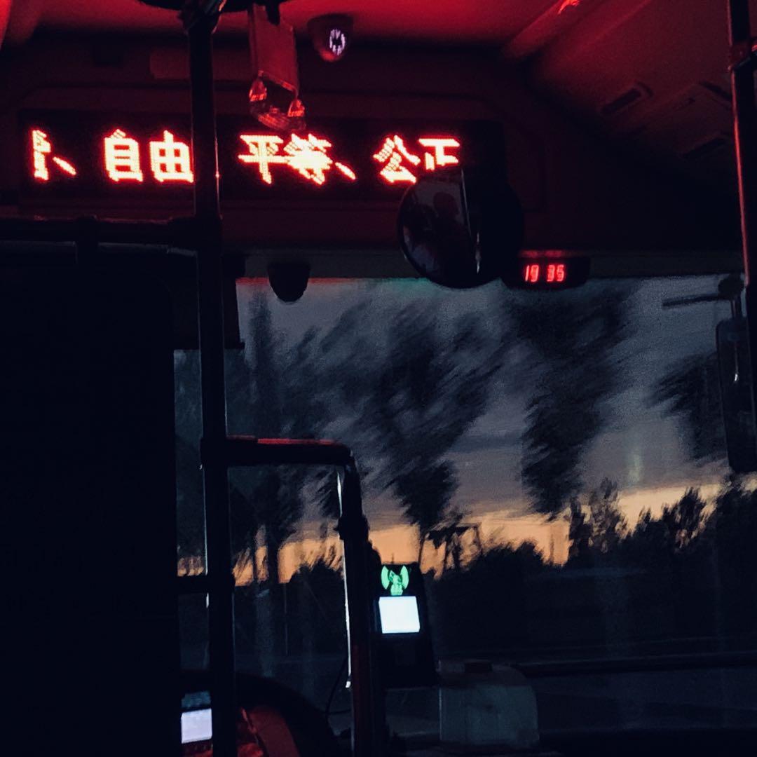 跳东湖_周末_跳东湖 | 在线播放_跳东湖歌词_跳东湖下载 | 网易云音乐