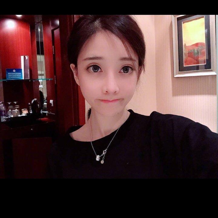 我在梦中遇见你，我独自躲在角落里偷偷哭泣