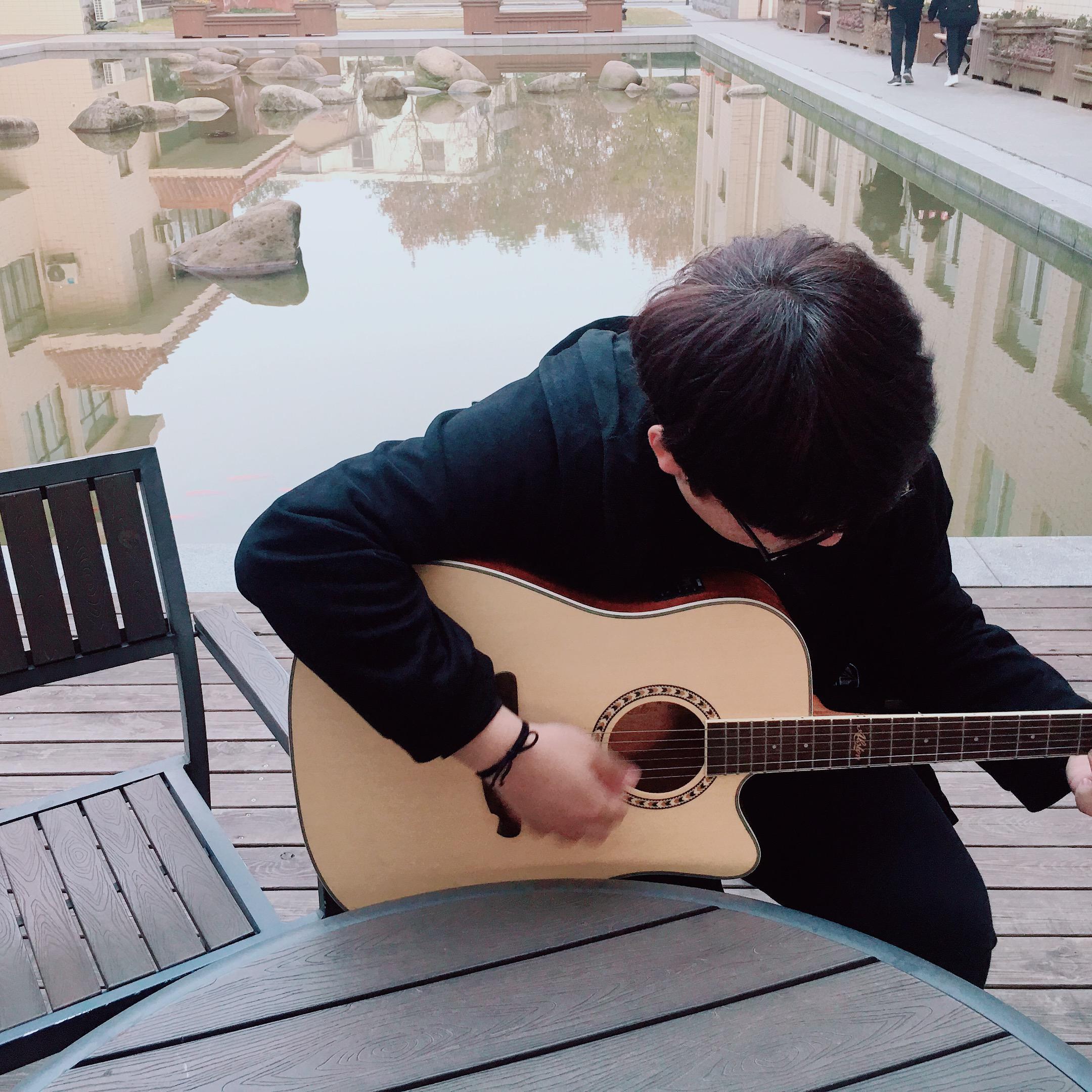偷偷的封面