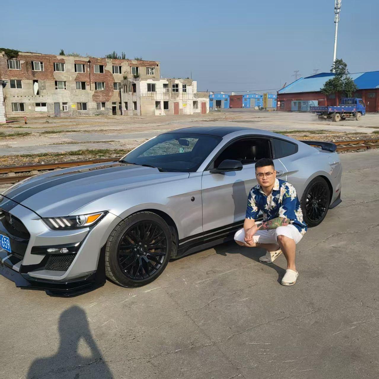 Kanye为吉他张买丝袜