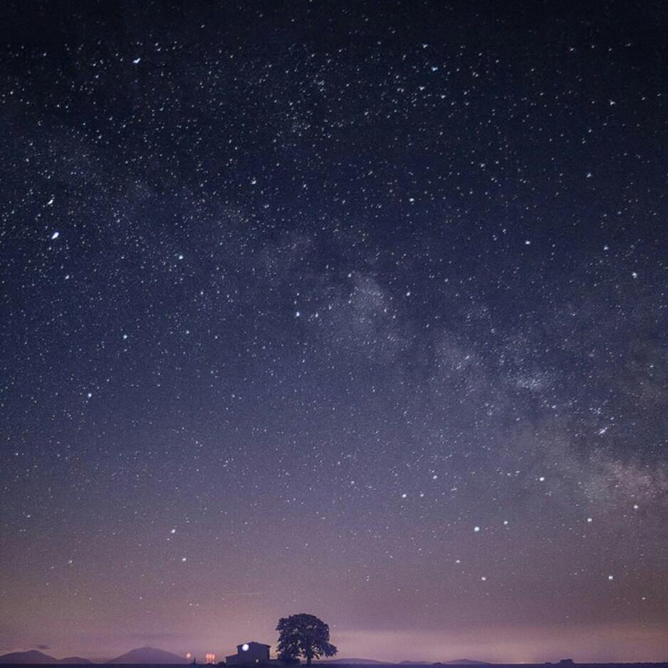 月光——“在那银色海面之上有一个谁编织的梦？ 忽然之间 有朵流星 划破了苍穹”专辑