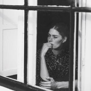 悲伤总是穿过快乐的间隙 四两拨千斤