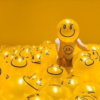 不断进步，能治愈一切失意和自卑。