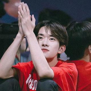 甜甜歌| 你啊 总在眼睛藏半盒心事 半盒温柔