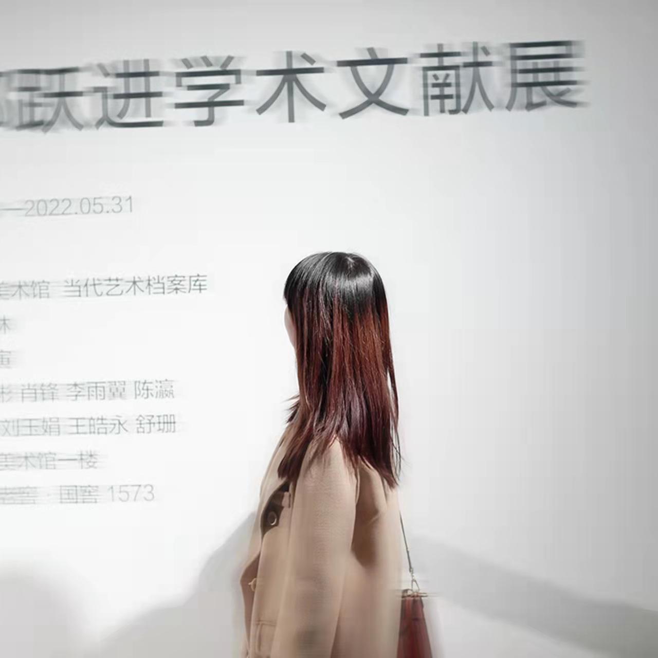 与祭司妹妹牵手浪漫的画面