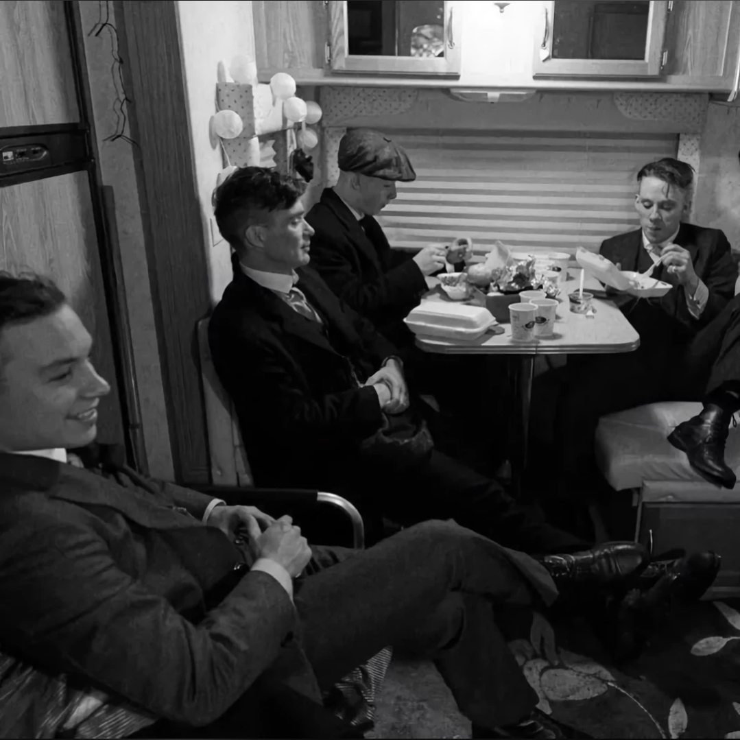 谁不是在崩溃边缘撑着笑脸