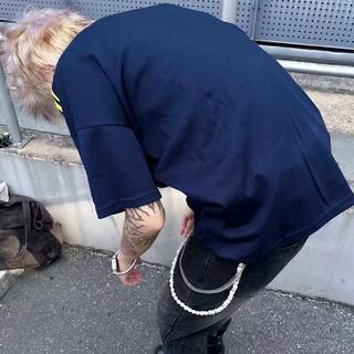 她跟萤火虫有两个共同点