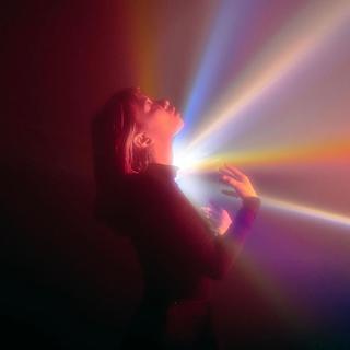 欢愉仅存片刻，唯深蓝的忧郁永恒