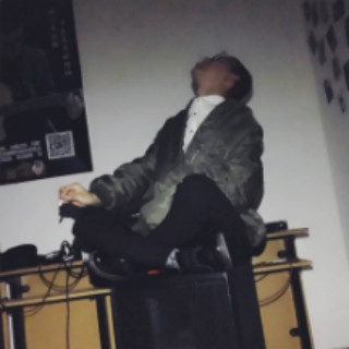 黑夜起床抽烟，双眼在打转