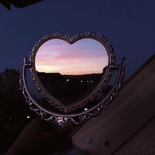 爱意藏在暮与月色交接的天光里