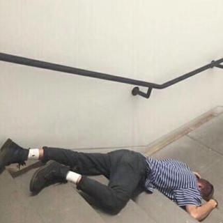 自闭不得开心颜