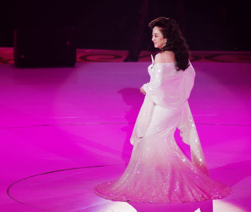 婚纱徐小凤_徐小凤年轻图片