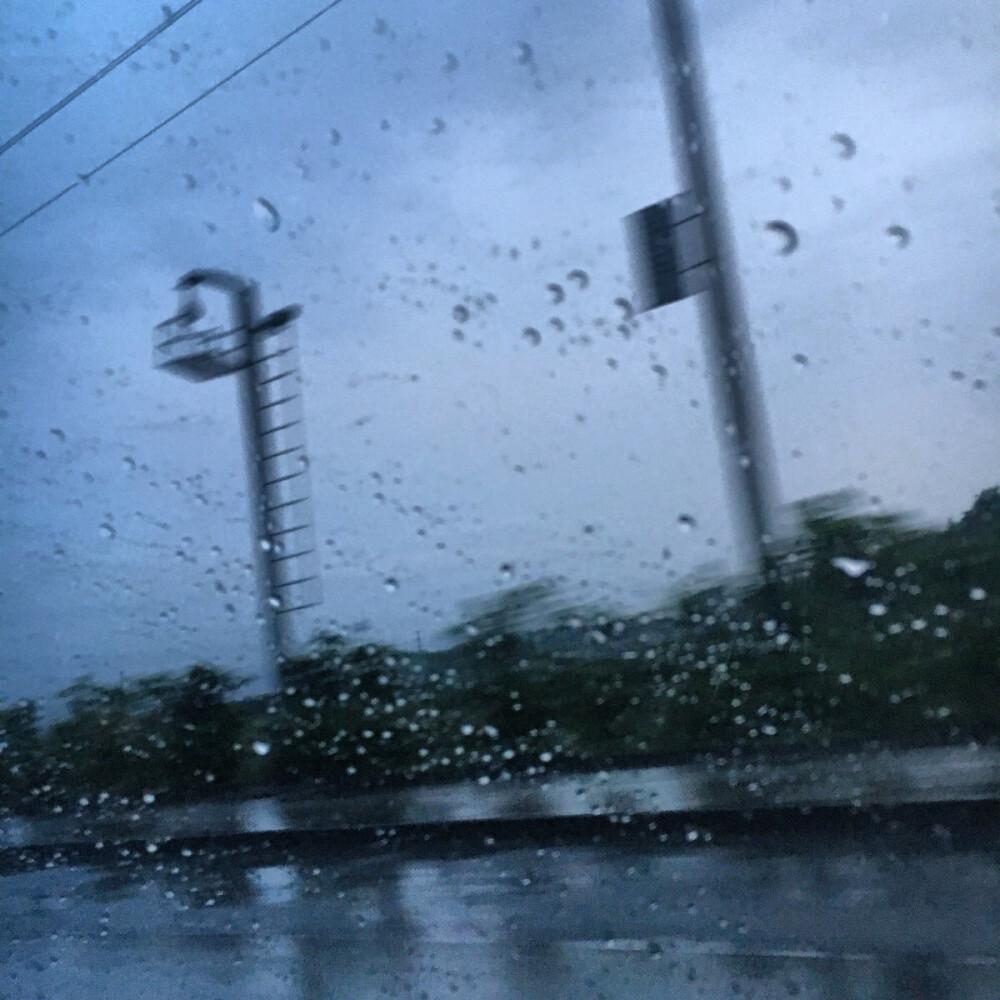 第 二 個 下 雨 天 再 分 離 吧
