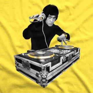 一起坐上中文说唱Flow的轰炸机