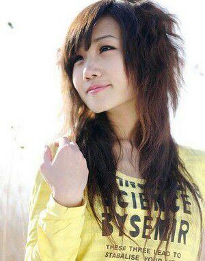 思小妞是我最钟情的网络女歌手,她是麦势力的成员,但这个团队在当时并