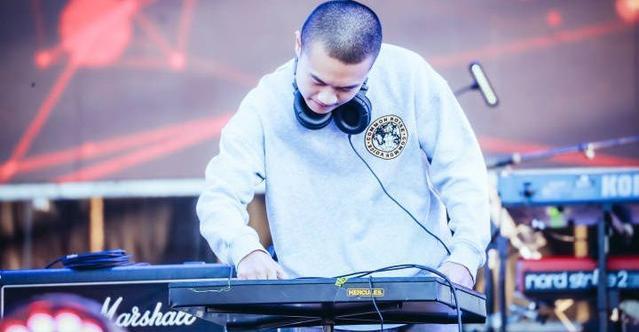 安全着陆和木秦,大笑,nineone等女rapper合作的情歌也俘获了不少歌迷