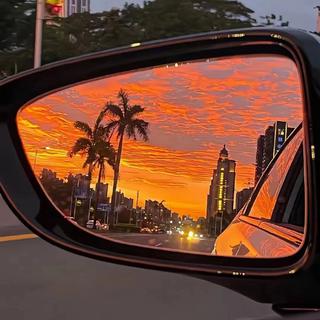 音乐一响，后视镜里的夕阳总让我想起你