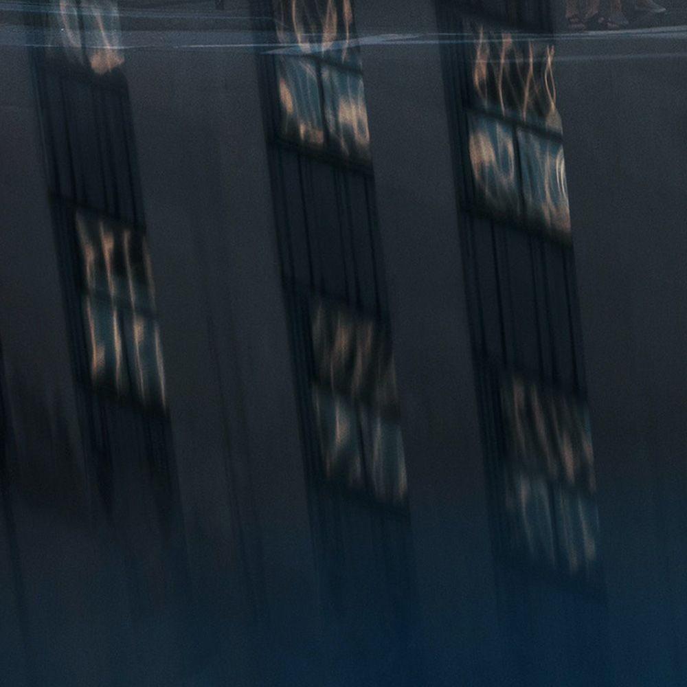 烛台燃尽了杯中的泥煤威士忌