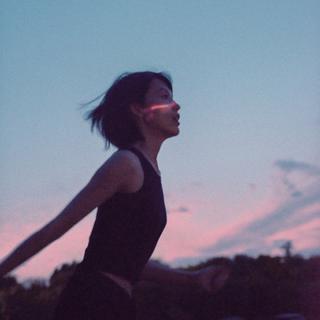 爱你的人 已星夜兼程 走在来路