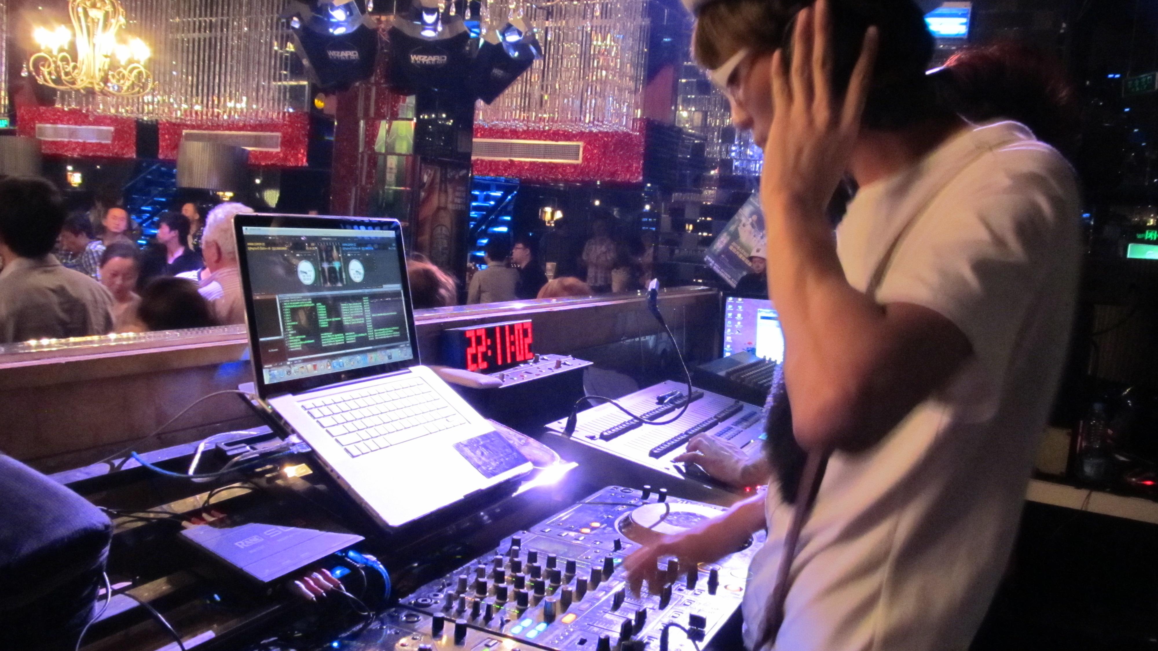 建斌酒吧现场混音中文DJ