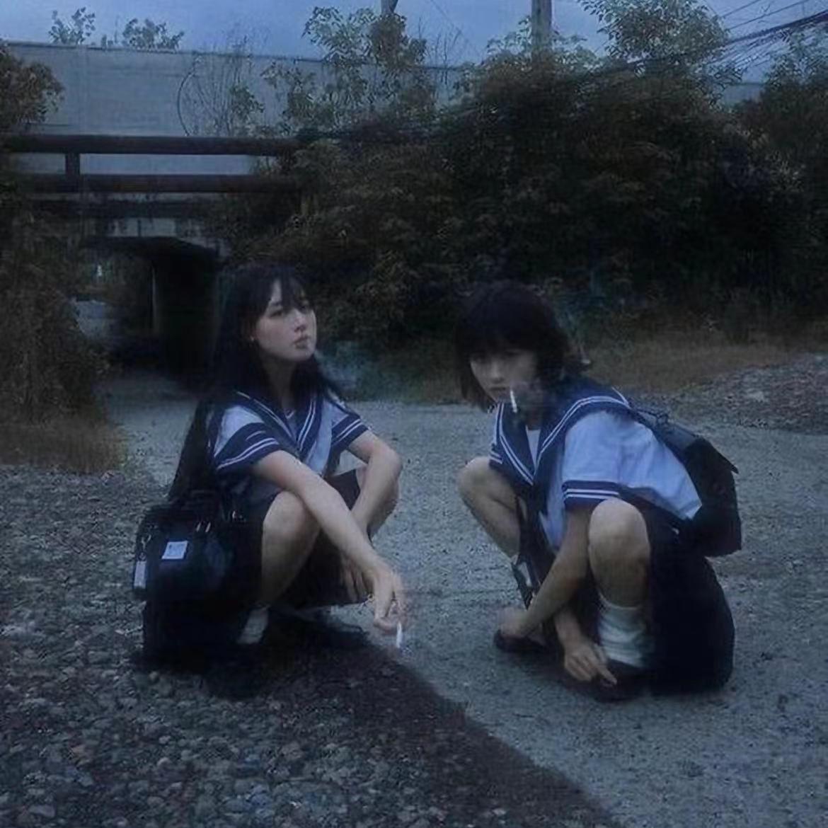 流淌着血液的爱河浸泡你未寒的尸骨